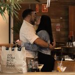 Belo e Rayane Figliuzzi são flagrados aos beijos em restaurante no Rio