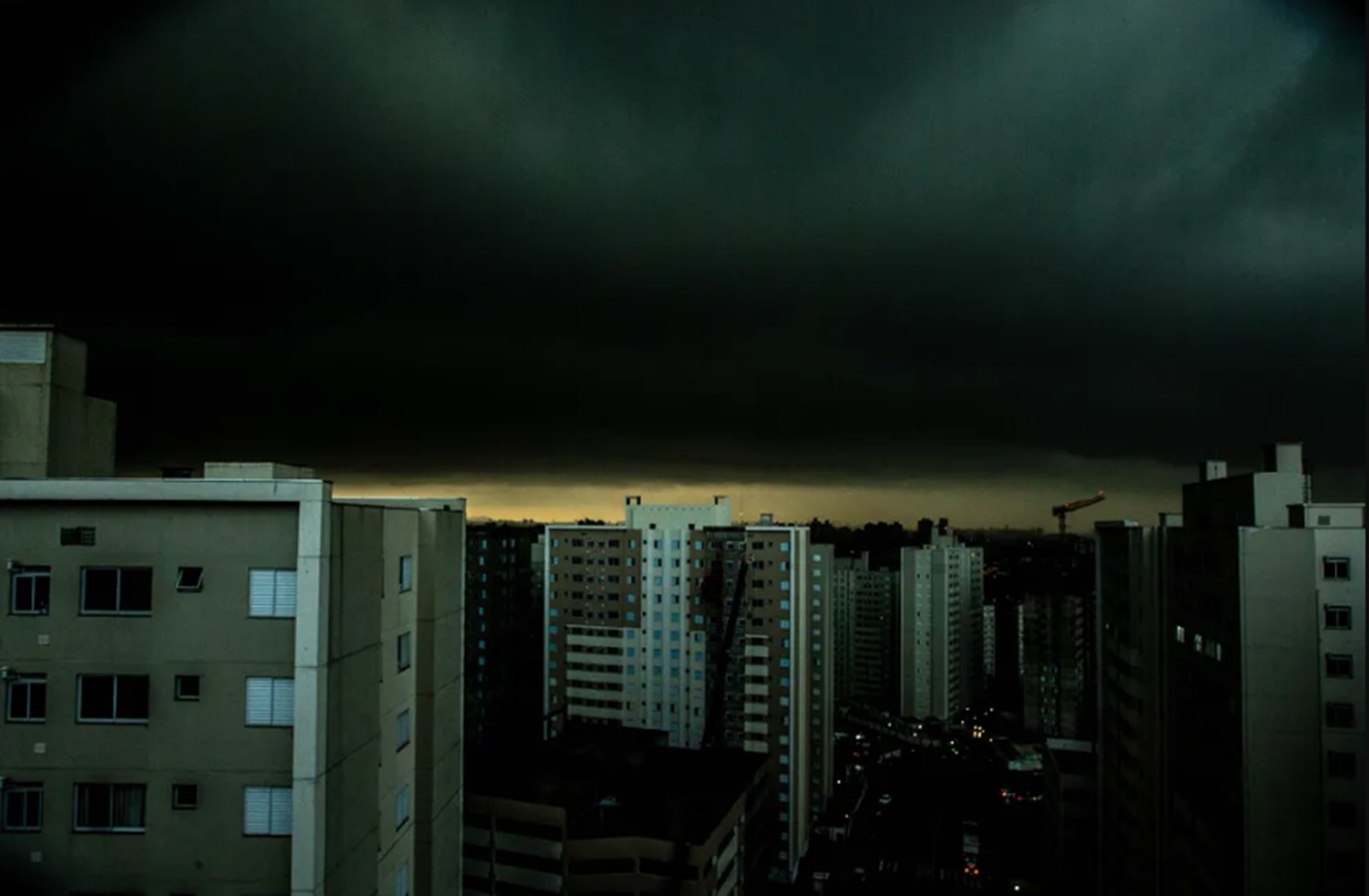 Cidade de São Paulo enfrenta caos após forte tempestade nesta sexta-feira (14/02) / Imagens: redes sociais