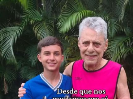 Mulher descobre que “Seu Chico” que jogava bola com o filho em condomínio era Chico Buarque