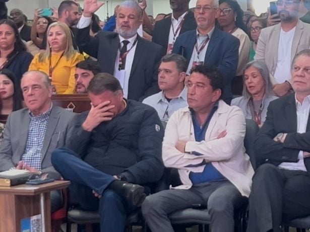 Jair Bolsonaro chora em culto após medidas restritivas do STF