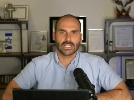 Com licença vencida, Eduardo Bolsonaro ameaça em live e provoca reação da PF