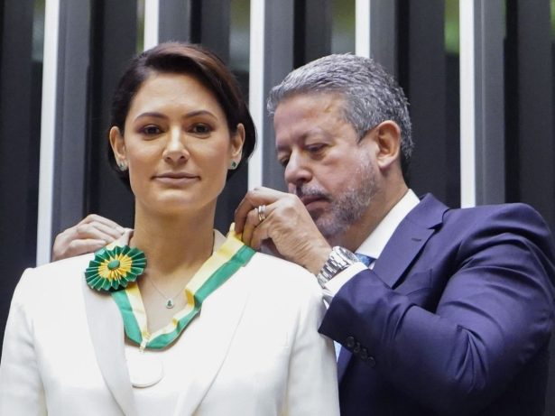 Michelle Bolsonaro reage com irritação a pergunta sobre julgamento do marido no STF