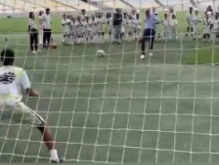 Coroa em campo: Príncipe William marca gol de pênalti em visita ao Maracanã