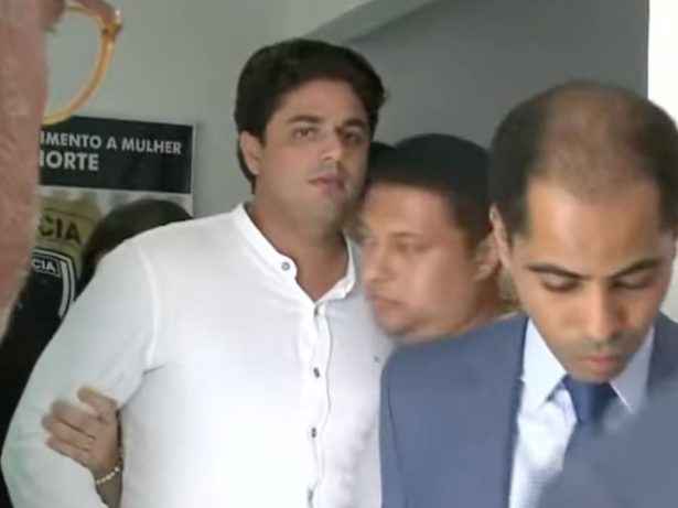 João Lima se entrega à polícia em João Pessoa entrando pelos fundos da delegacia