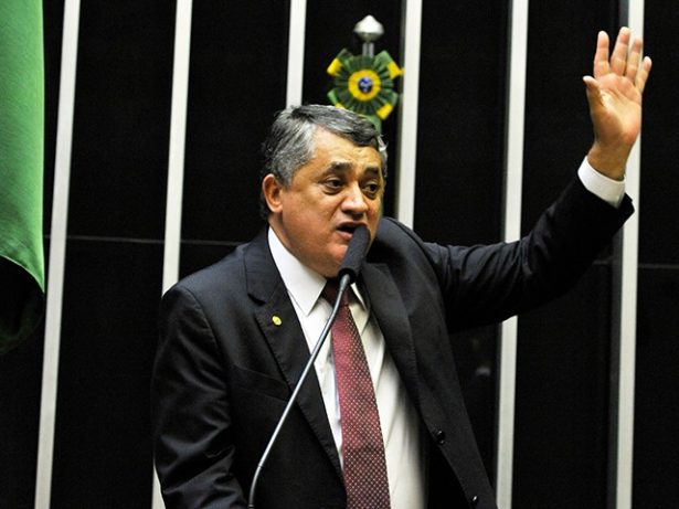 Líder do governo admite falha de articulação na CPMI do INSS: “Engolimos mosca”