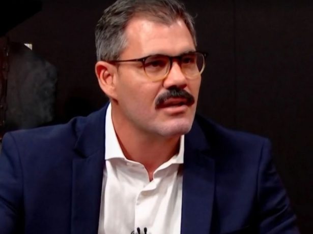 Alvo de críticas, Juliano Cazarré detalha curso para homens e gera debate