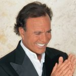 Julio Iglesias volta a ser denunciado por agressão sexual na Espanha