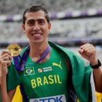 Caio Bonfim conquista ouro no Mundial e perde aliança durante a prova