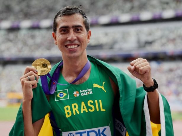 Caio Bonfim conquista ouro no Mundial e perde aliança durante a prova