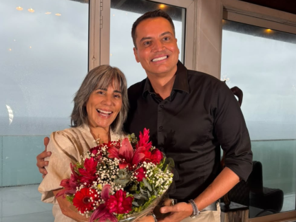 Gloria Pires grava entrevista para novo programa de Leo Dias na Band