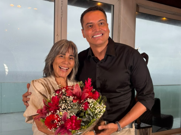 Gloria Pires grava entrevista para novo programa de Leo Dias na Band