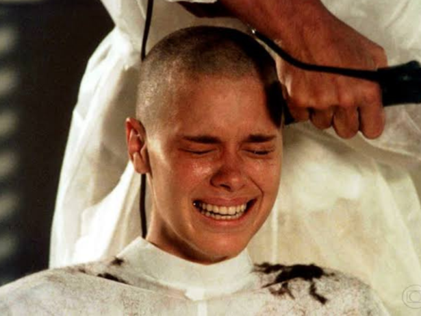 Carol Dieckmann revela que se sentiu bonita pela primeira vez ao raspar o cabelo
