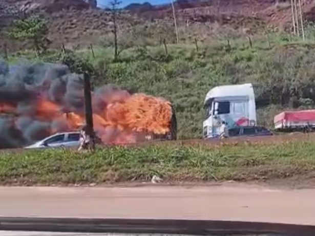 Ônibus clandestino pega fogo e desce rodovia BR-381 de ré em cena chocante