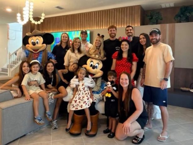 Léo Pereira e Karoline Lima reúnem família para dia na Disney após Copa