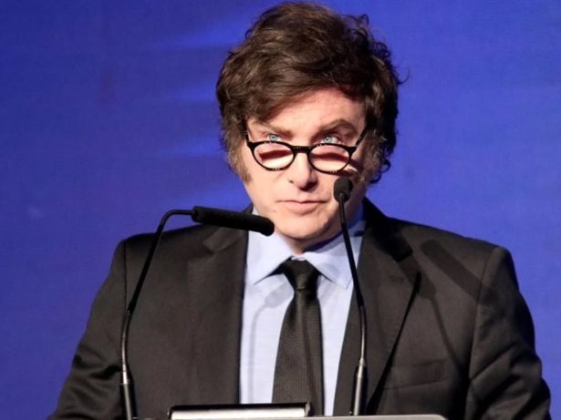 Milei fecha o cerco a estrangeiros e impõe cobrança por saúde e ensino na Argentina