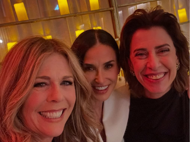 Demi Moore mostra foto que tirou com Fernanda Torres em jantar especial do Oscar