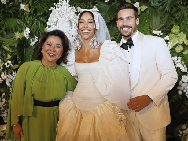 Mãe de Sabrina Sato se emociona com casamento da filha e faz declaração na web