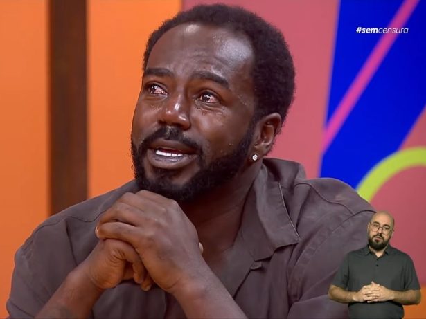 Em lágrimas, Jonathan Azevedo fala sobre prisão e recomeço na arte