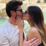 Barriguinha à vista! Camila Queiroz exibe gravidez ao turistar por Roma