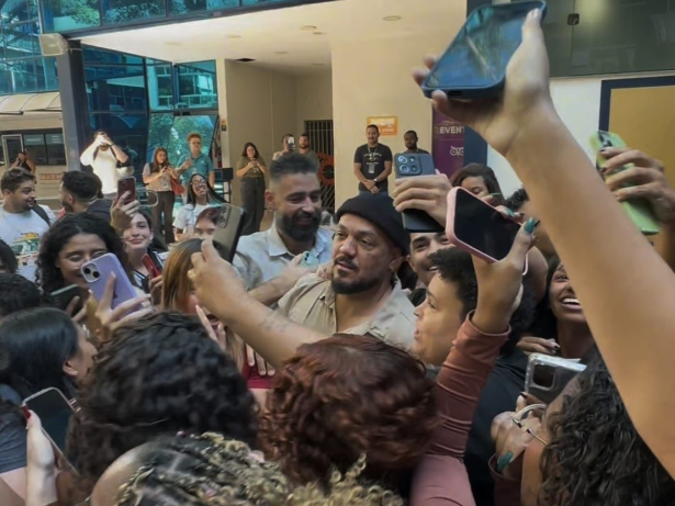 Belo visita universidade no Rio e atrai multidão de fãs