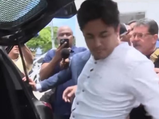 Veja o momento em que João Lima, cantor preso por agredir a esposa, deixa a delegacia