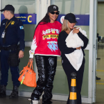 Ludmilla e Brunna desembarcam no Brasil com a filha Zuri nos braços