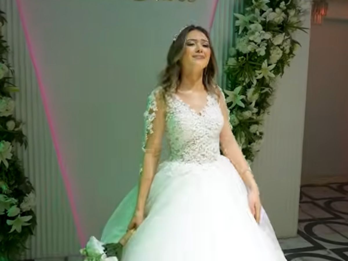 Kübra festejando no seu casamento com ela mesma