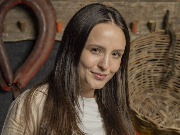 De volta às novelas, Larissa Manoela supera conflito familiar com papel intrigante