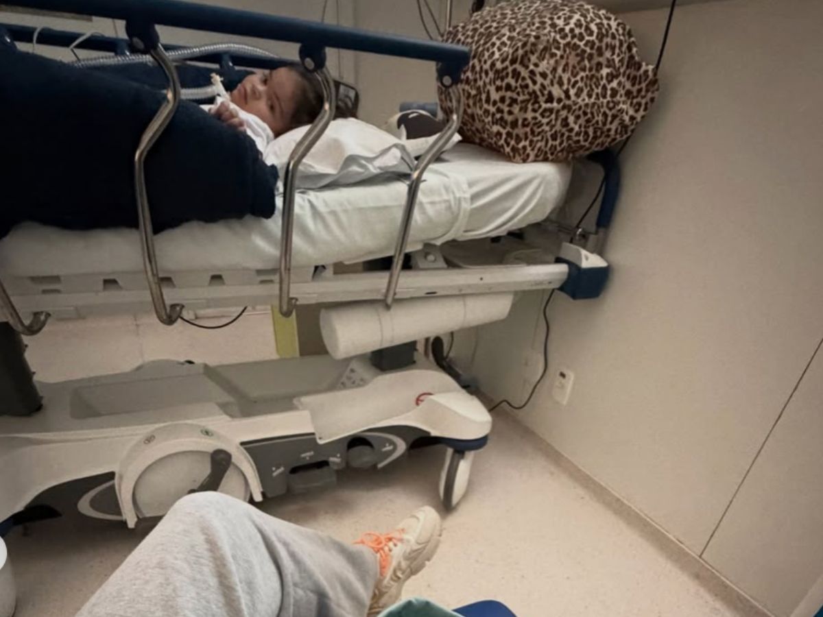 Leticia Cazarre com Maria Guilhermina no hospital