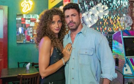Atriz de Terra e Paixão faz reflexão sobre desejo e loucura no palco: "Escape!" 1 Letícia Laranja e Cauã Reymond nos bastidores de ‘Terra e Paixão’ / Divulgação Globo
