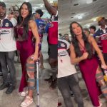 De muletas, Gracyanne Barbosa surpreende ao surgir em ensaio da União da Ilha