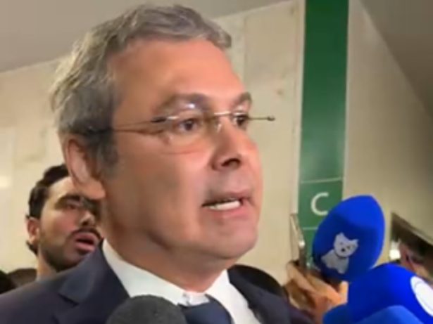 PT entra com ação no STF contra família Bolsonaro por lavagem de dinheiro
