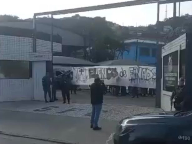 Torcida do Santos invade CT Rei Pelé e cobra elenco do time