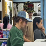 Atriz de “Stranger Things” é vista fazendo compras em loja queridinha de mães brasileiras em Orlando