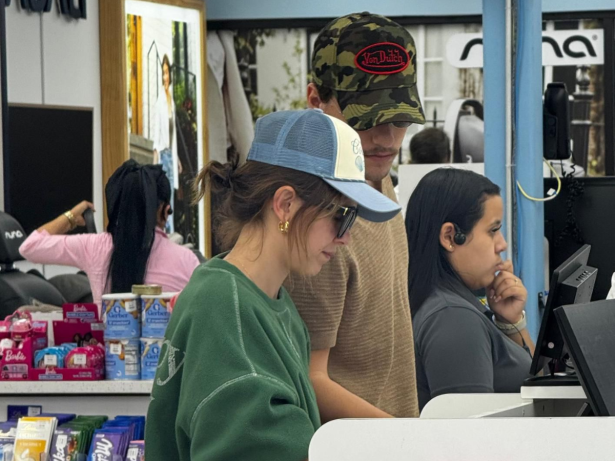 Atriz de “Stranger Things” é vista fazendo compras em loja queridinha de mães brasileiras em Orlando