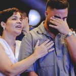 Lucas Guedez tem experiência com Deus e cai aos prantos em igreja. Veja!