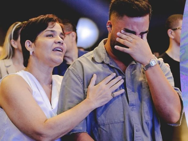 Lucas Guedez tem experiência com Deus e cai aos prantos em igreja. Veja!