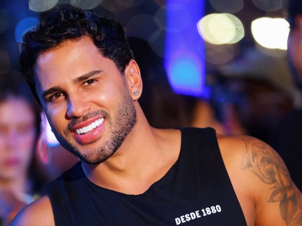 Lucas Guimarães nega ser bi, beija mulheres no Carnaval e foge quando o clima esquenta