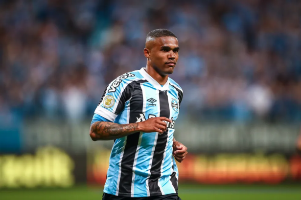 Justiça manda prender Douglas Costa, ex-Seleção, por dívida de pensão alimentícia