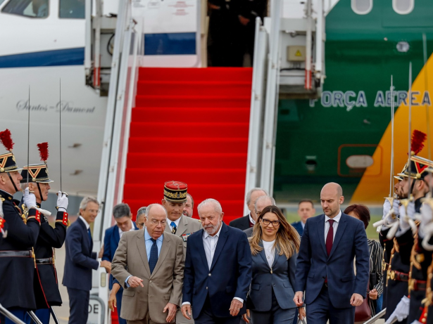 Lula chega à França após 13 anos sem visita oficial de presidente brasileiro