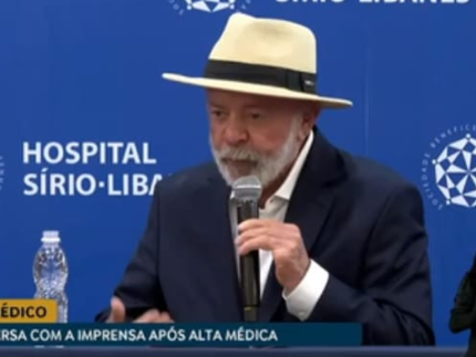 Lula tem alta hospitalar e aparece em coletiva de imprensa