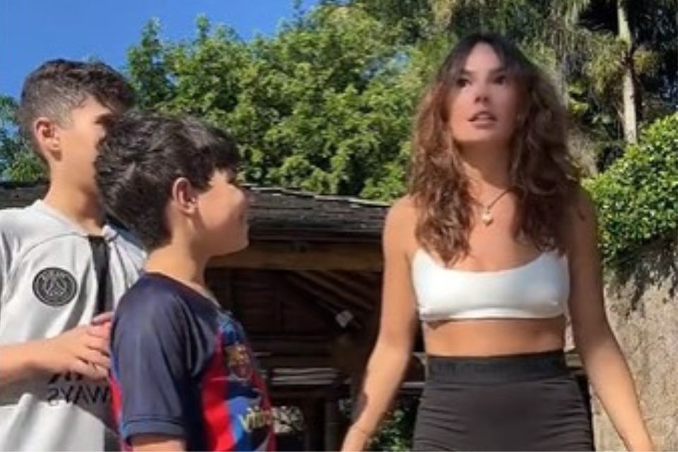 Isis Valverde posta vídeo com enteados, filhos de Buaiz e Wanessa