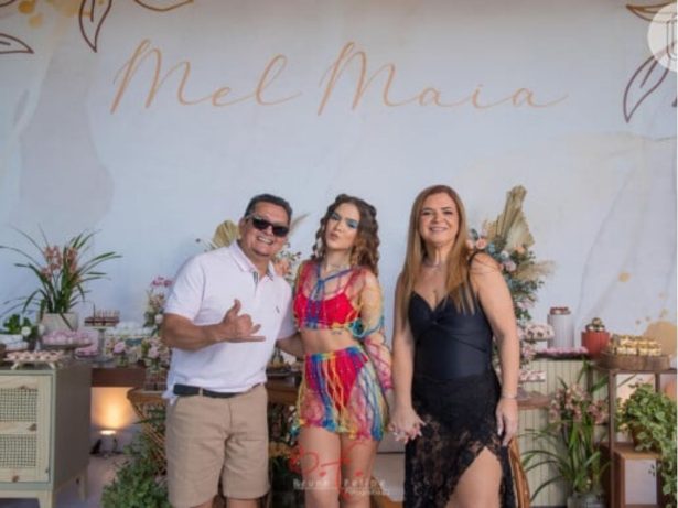 Após morte de mãe de Mel Maia, Débora Maia, pai da atriz acompanha investigação em delegacia