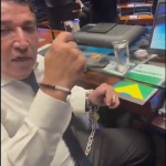 Em protesto, Magno Malta se acorrenta à mesa diretora do Senado: “Só sairei com solução concreta”