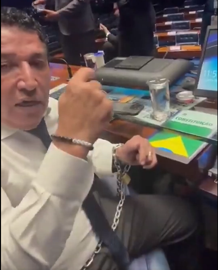 Em protesto, Magno Malta se acorrenta à mesa diretora do Senado: “Só sairei com solução concreta”