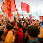 Manifestantes invadem agência bancária em SP a favor da “taxação dos super-ricos”