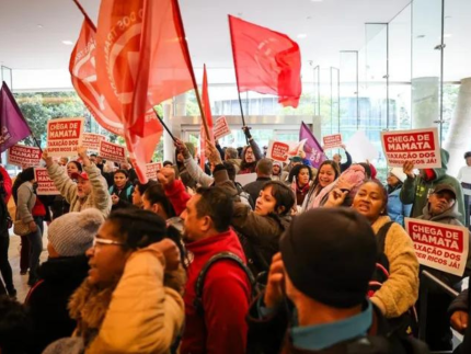 Manifestantes invadem agência bancária em SP a favor da “taxação dos super-ricos”