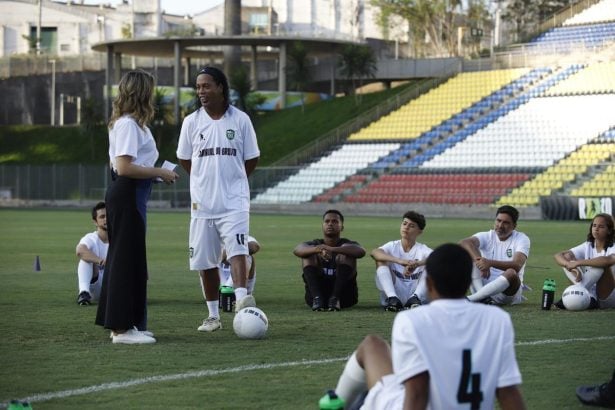 Ronaldinho Gaúcho lança Manual do Bruxo para resgatar a magia do futebol