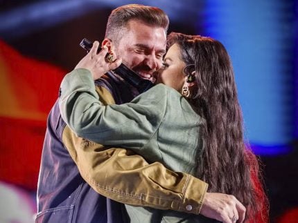 Maraisa e Fernando Mocó ficam em clima de romance durante show