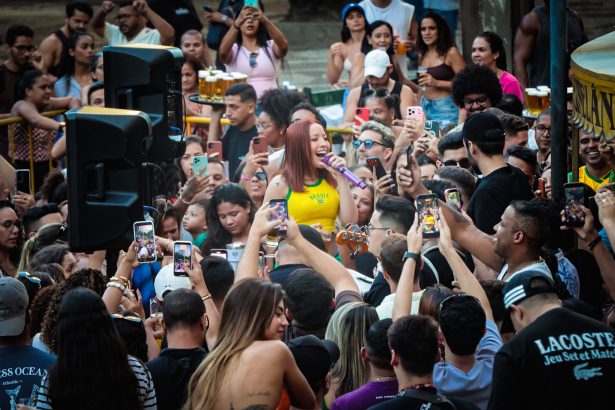 Mari Fernandez faz aparição especial em icônico bar do Centro do Rio antes de show